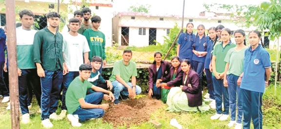 ग्रीन डे पर एक पेड़ मां के नाम विद्यार्थियों ने किया पौधरोपण