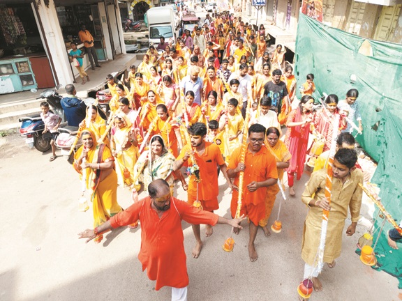 हजारों भक्त निकले कांवर यात्रा पर, मंदिर में कराया डोम निर्माण