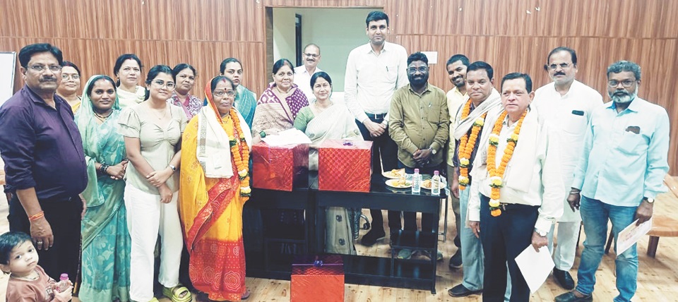 निगम में सेवानिवृत्त कर्मचारियों का विदाई समारोह