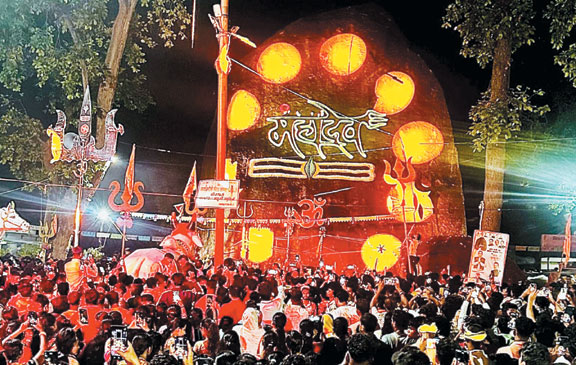 डीजे पर गूंजे भक्ति गीत, शिवभक्त थिरके