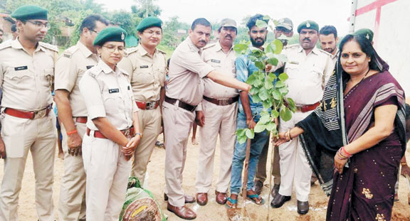 कुशभांठा में वन महोत्सव, ग्रामीणों व विद्यार्थियों को पर्यावरण संरक्षण के प्रति किया  जागरूक