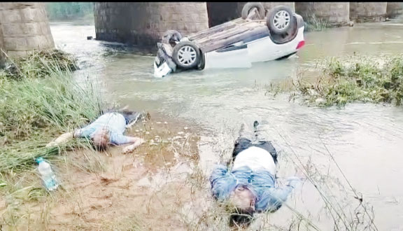 कार नाले में गिरी, 2 की मौत