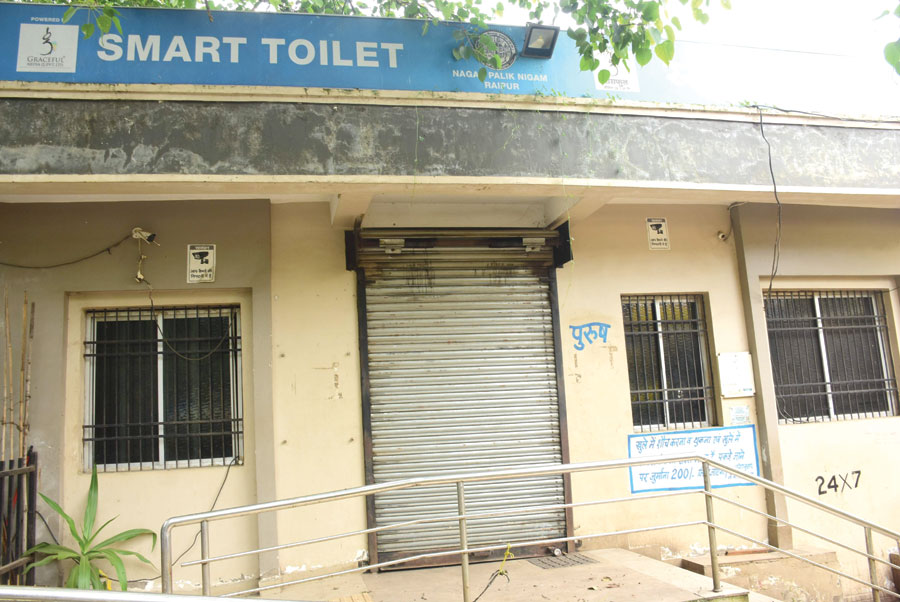  शास्त्री मार्केट में पानी के आभाव में बंद पड़ा स्मार्ट टायलेट