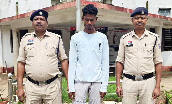 महिला से छेड़छाड़, चलती बाइक से कूदी, आरोपी गिरफ्तार