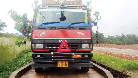 इमारती लकड़ी से  भरे 2 ट्रक जब्त