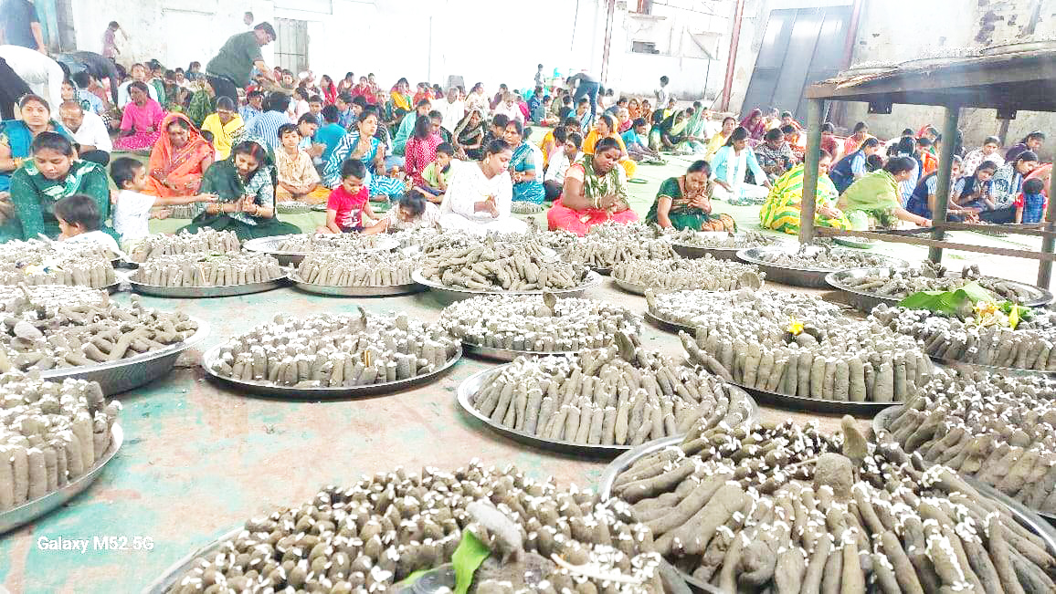 अंतिम सोमवार को पार्थिव शिवलिंग निर्माण में उमड़े भक्त