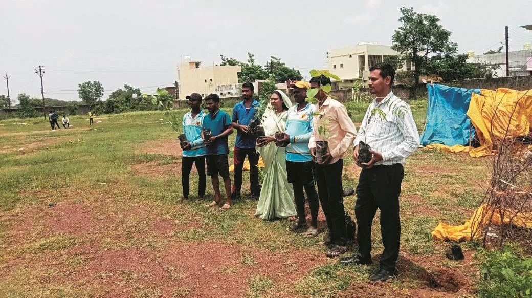 ग्राम पंचायत मनकी में स्कूल मैदान में पौधारोपण