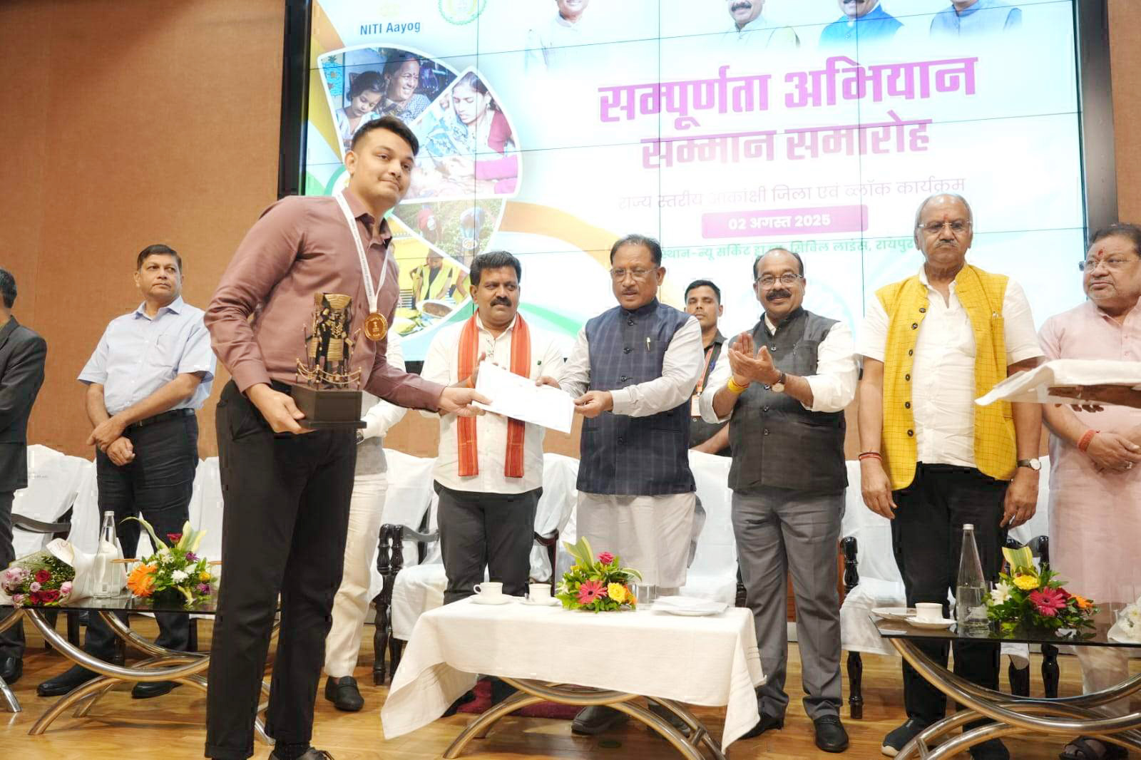 सीएम ने दंतेवाड़ा को दिया रजत पदक