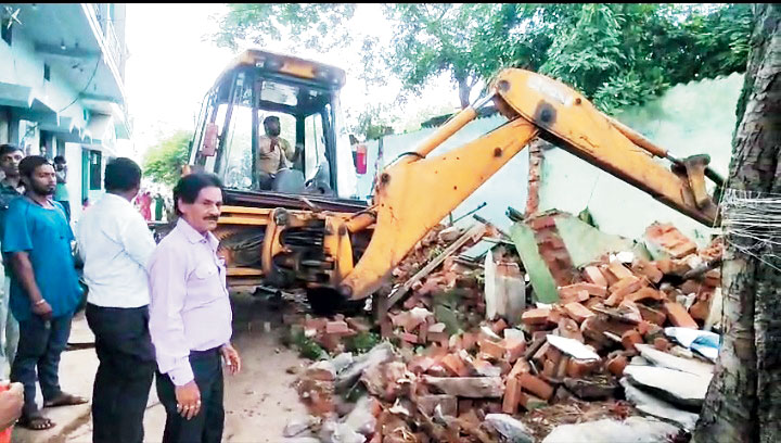 निगम ने हटाए अवैध अतिक्रमण   