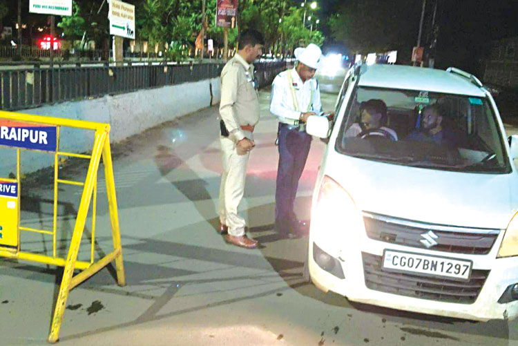 शराब पीकर कार चला रहे दुर्ग भिलाई महासमुंद बिलासपुर के लोग पकड़ाए