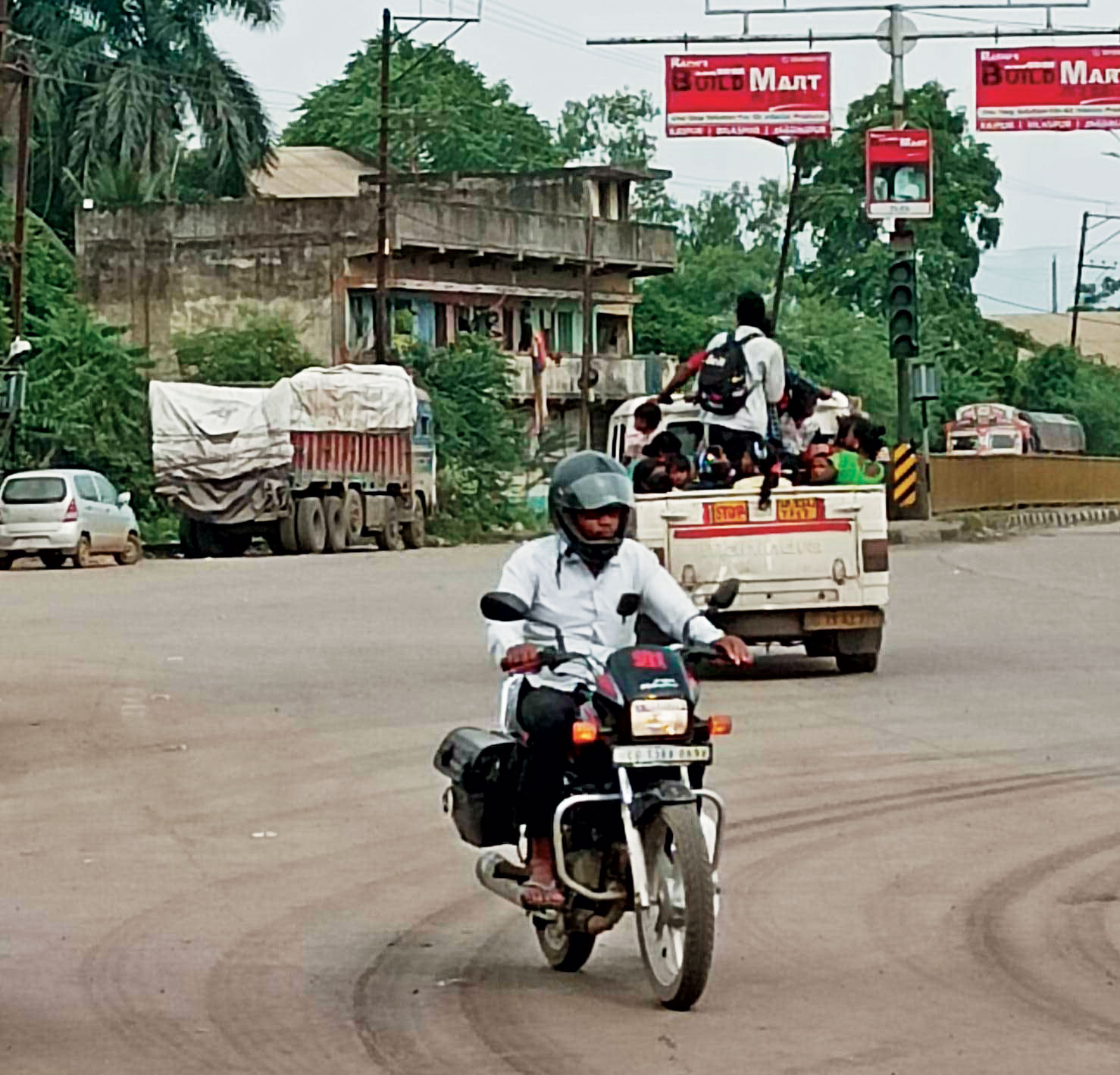 माल वाहक में ठूंस-ठूंसकर ढो रहे सवारियां