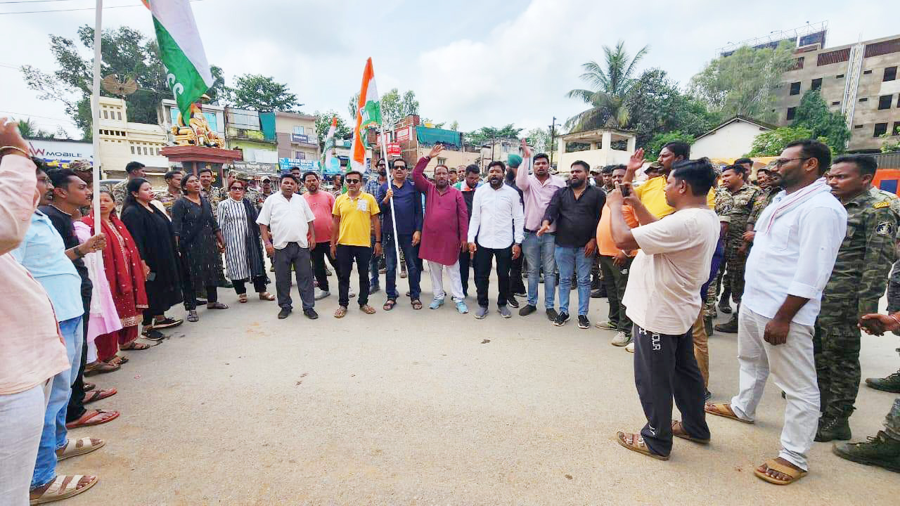 कांग्रेसियों ने स्वास्थ्य मंत्री  का फूंका पुतला