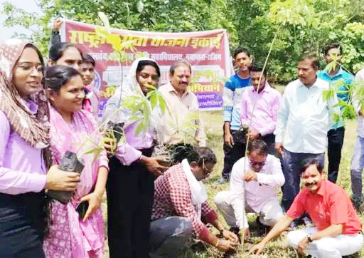 सांसे हो रही कम पेड़ लगाएं हम...नारे के साथ सोनेसिल्ली में पौधे रोपे