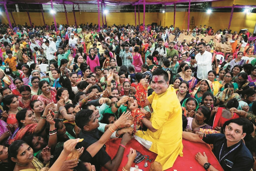 10 हजार बहनों से रक्षा सूत्र बंधवा विधायक ने दिए उपहार