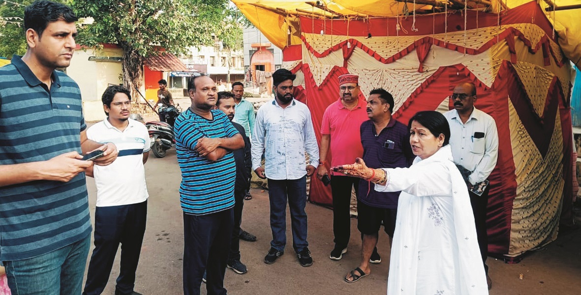 महापौर-आयुक्त का इंदिरा मार्केट में औचक निरीक्षण