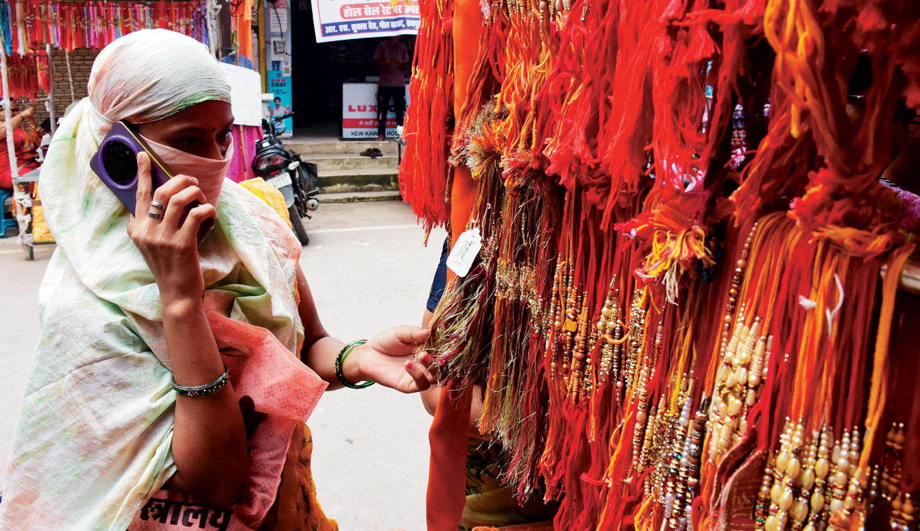 राखी की खरीददारी जोरों पर