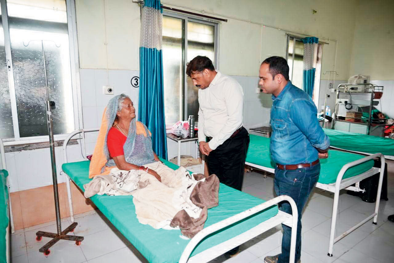 कलेक्टर ने सहसपुर लोहारा सीएचसी का किया निरीक्षण, व्यवस्थाओं को बेहतर बनाने के निर्देश