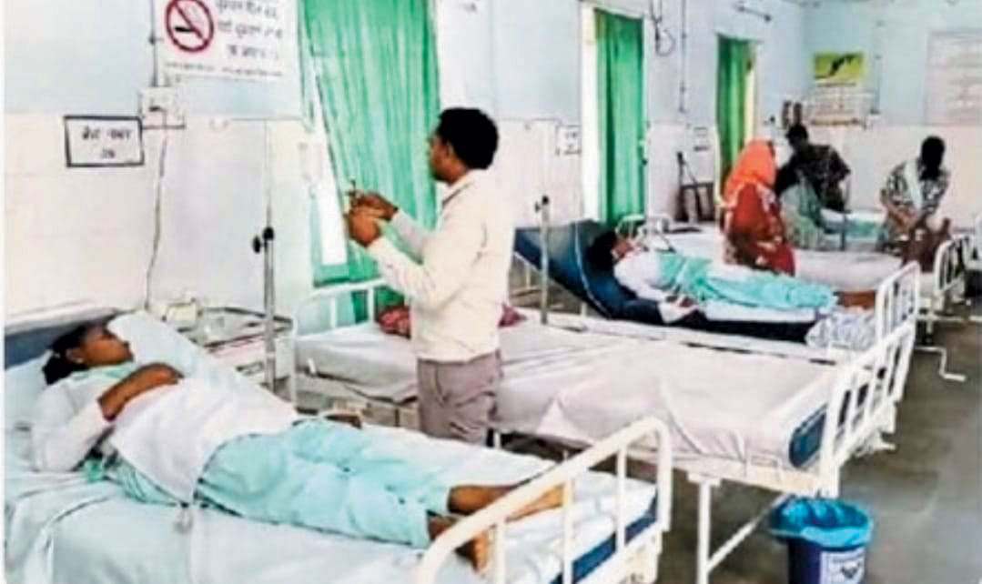 स्कूल आते ही चार छात्राओं ने शुरू किया चिखना-चिल्लाना