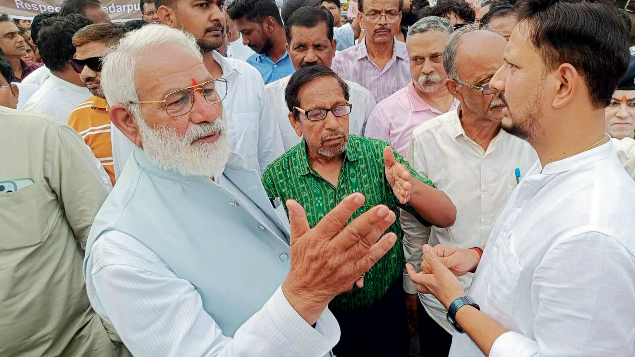 कांग्रेसियों ने राष्ट्रपति के नाम सौंपा ज्ञापन