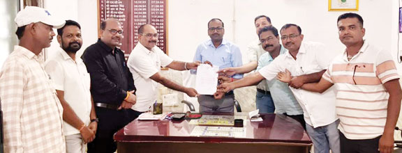  शालेय शिक्षक संघ ने बीईओ को सौंपा ज्ञापन