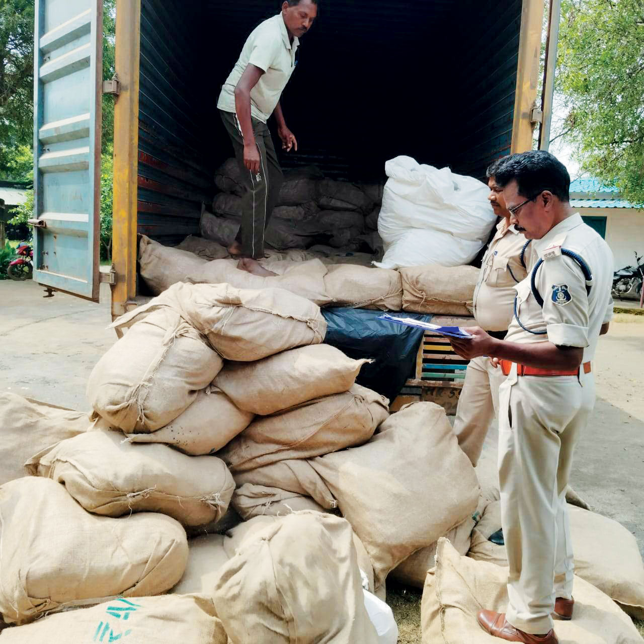रायपुर से झारखंड ले जा रहा 30 लाख का अवैध तम्बाकू-गुटखा जब्त, ट्रक समेत चालक गिरफ्तार