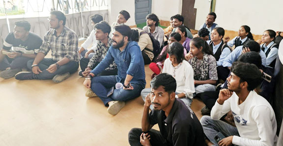 जर्जर भवन, पीजी कॉलेज में आजाद सेवा संघ ने तालाबंदी कर किया प्रदर्शन