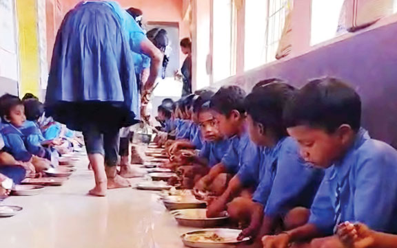 शिक्षक ने जन्मदिन पर कराया न्योता भोज