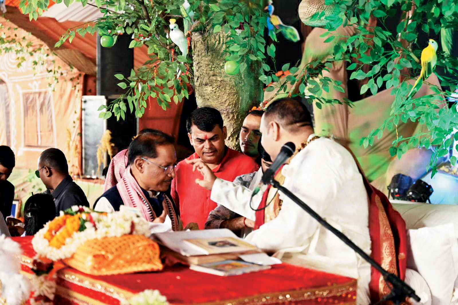 संसार में हम किसी को नहीं बदल सकते, हमें स्वयं को बदलना पड़ेगा-प्रदीप मिश्रा