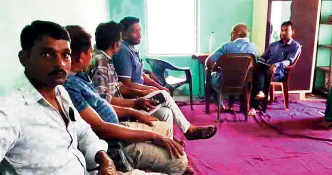 पंचायत सचिव के खिलाफ ग्रामीणों का फूटा गुस्सा, धरने की चेतावनी