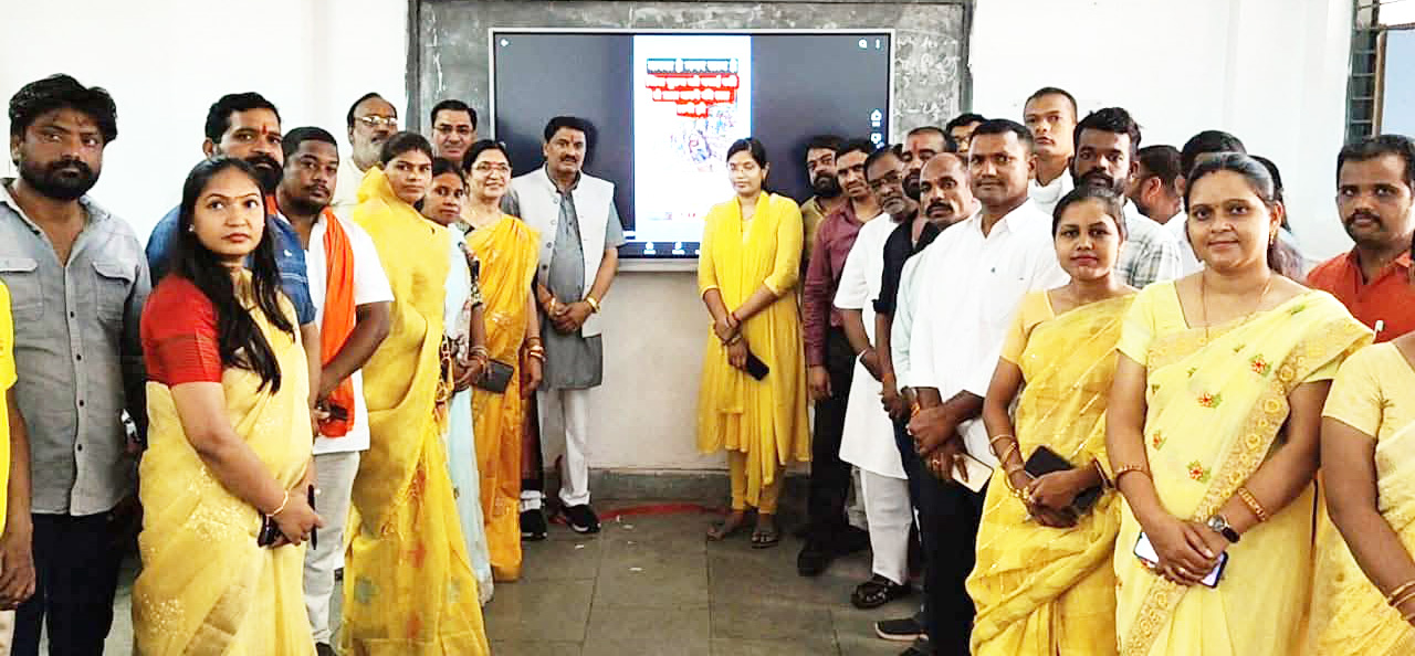 विधायक साहू ने डिजिटल बोर्ड का लोकार्पण किया