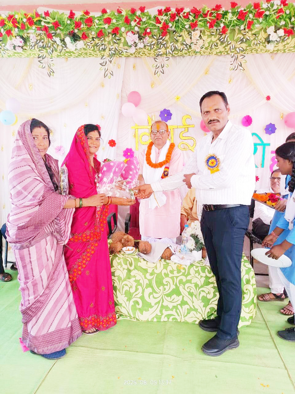 सेवानिवृत व्याख्याता को दी विदाई
