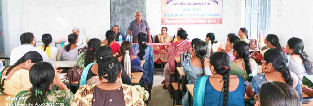 हिंदी और गणित पढ़ाने के कौशल सीख रहे प्रशिक्षणार्थी