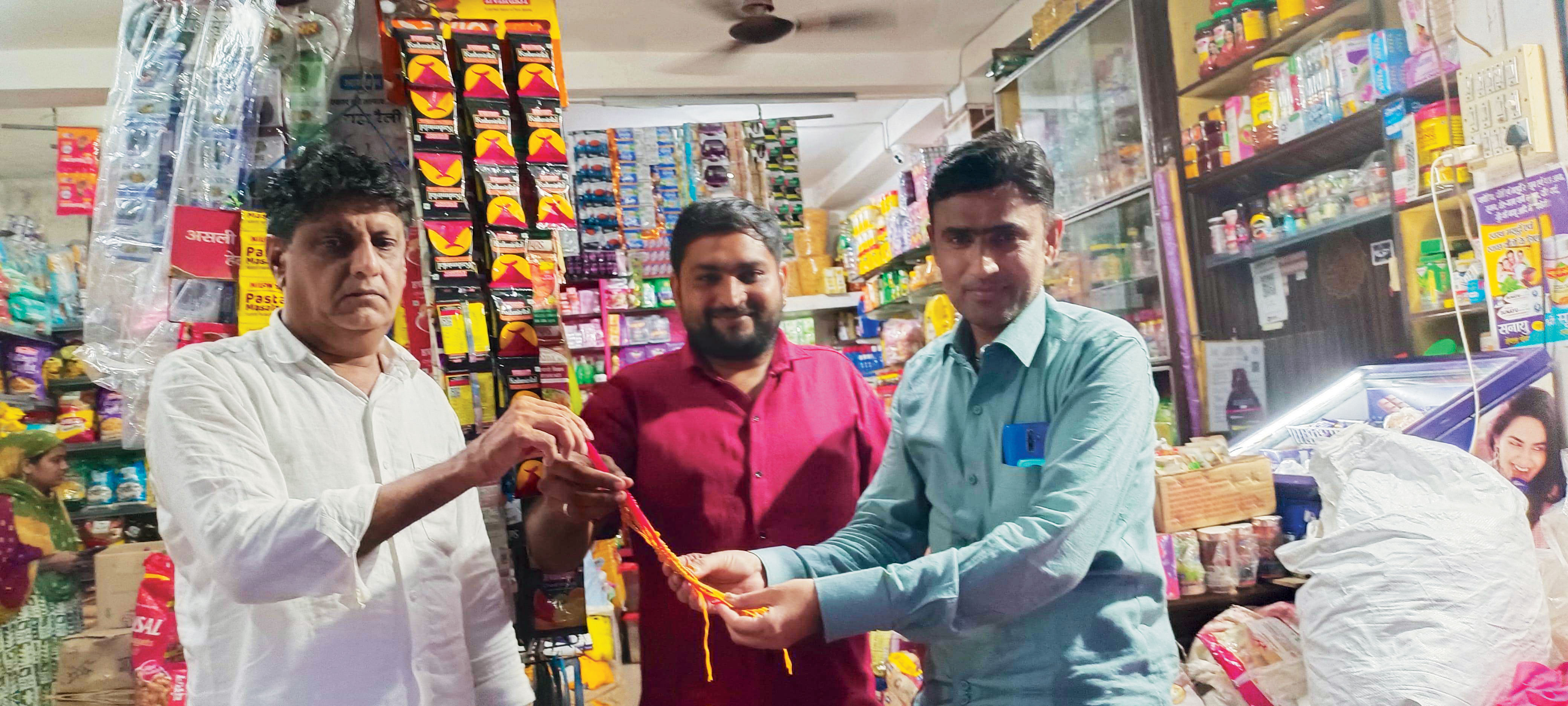 कैट अध्यक्ष ने कारोबारियों को बांटी लोकल राखियां