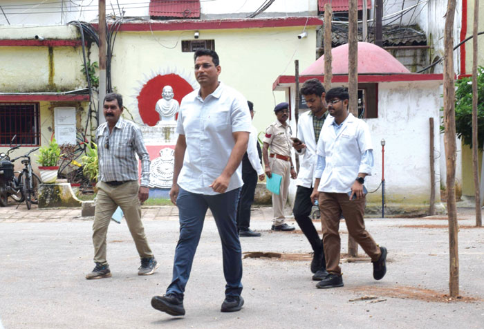 देवेन्द्र, चैतन्य से मिले