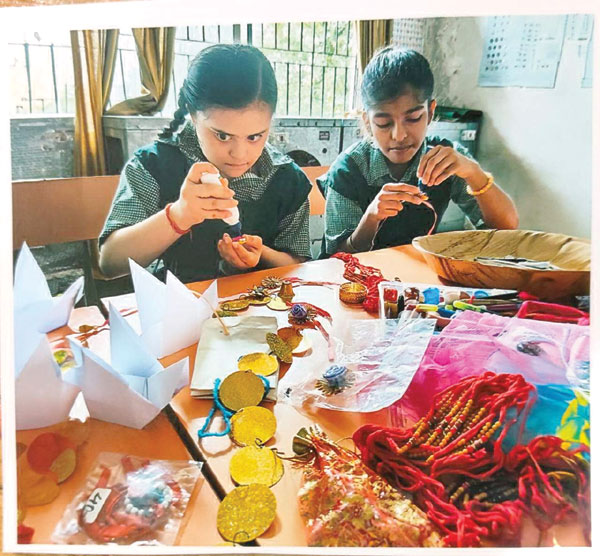 बौद्धिक दिव्यांग बच्चों ने भावनाओं से सजाई राखी