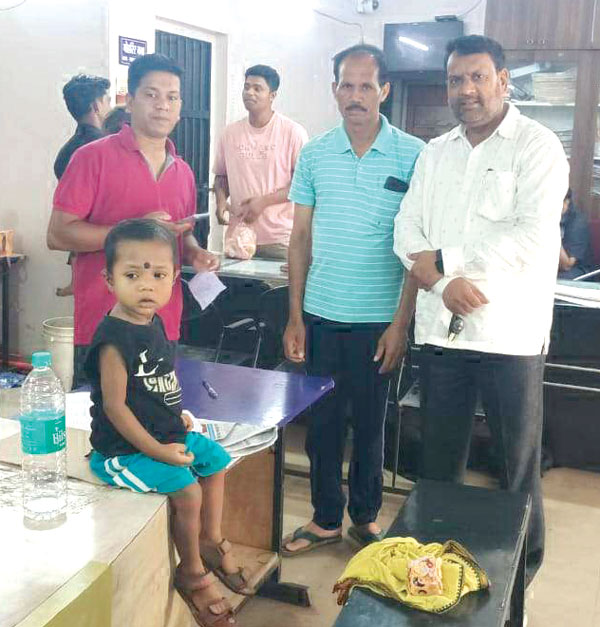 रहने का आसरा न होने से मासूम को लावारिस छोड़ गए परिजन