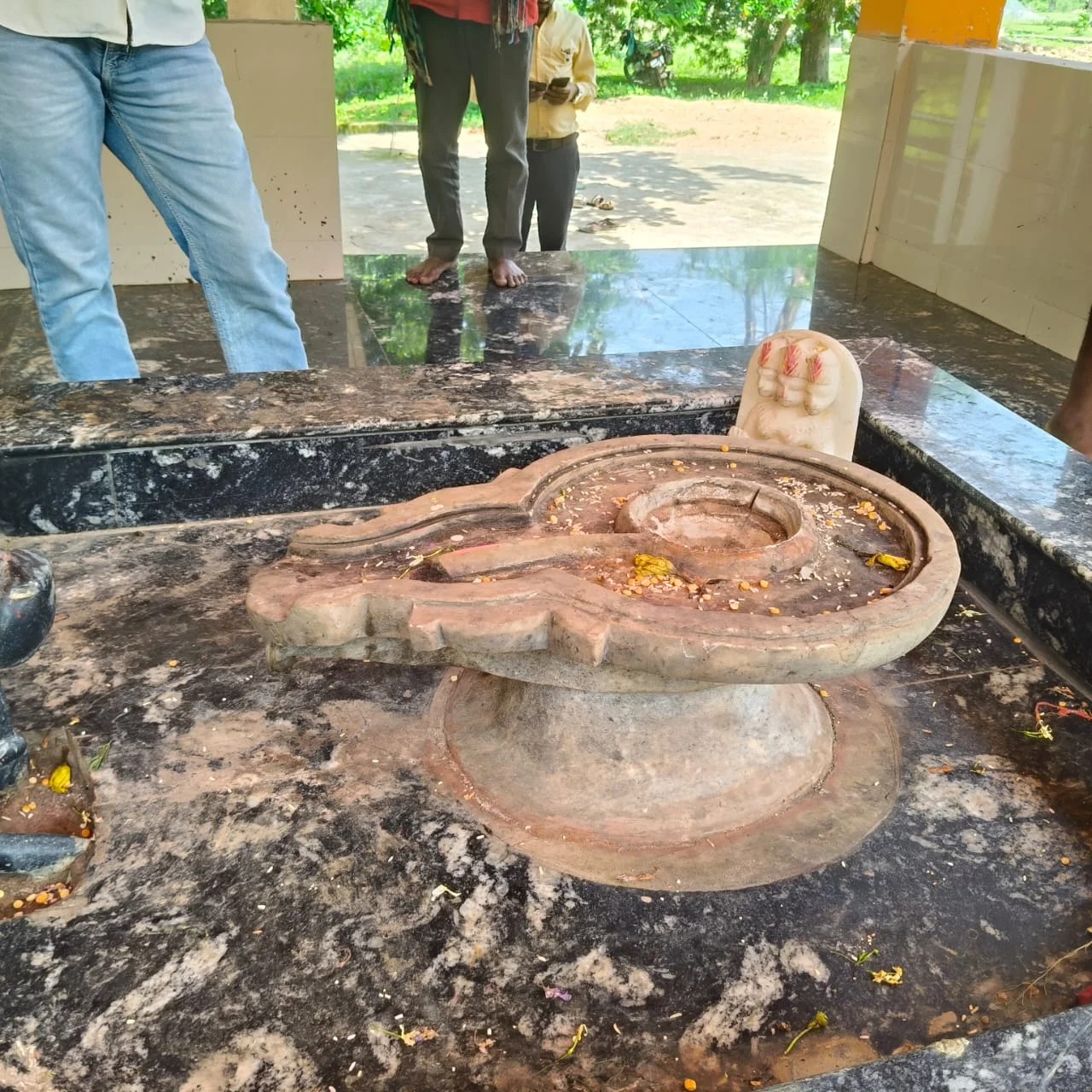 मंदिर में शिवलिंग खंडित, कांग्रेस का विरोध प्रदर्शन