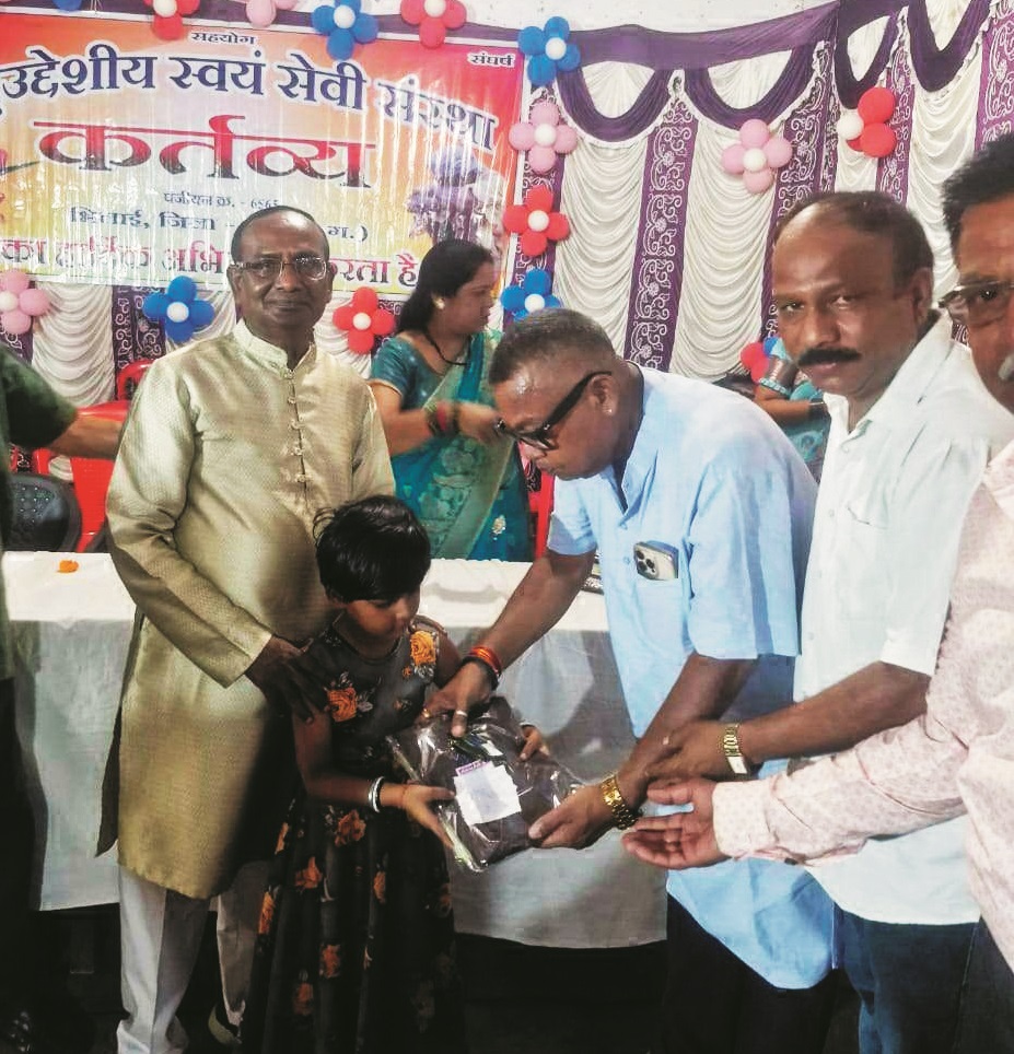 गणवेश-कापी पुस्तक वितरण समारोह