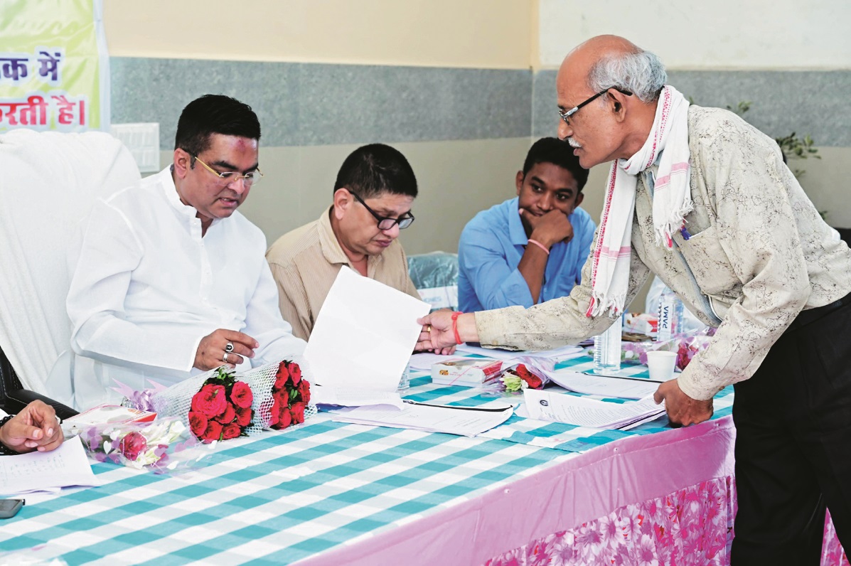 सुपेला शासकीय अस्पताल को विधायक रिकेश  ने दी दो वेंटिलेटर एम्बुलेंस की सौगात