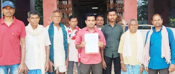 शाला में अनुपस्थित रहने वाले प्रधान अध्यापक के खिलाफ ग्रामीणों ने की शिकायत, स्थानांतरण की मांग