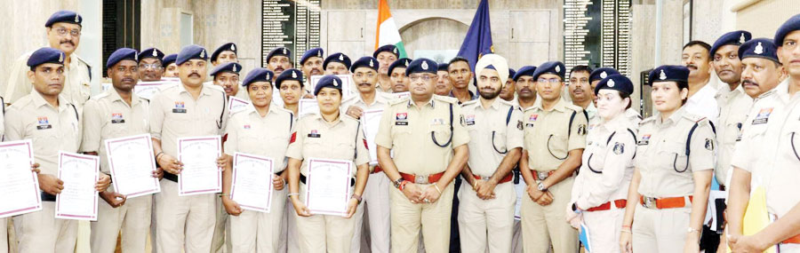 नाबालिगों को ढूंढा, पुलिस अधिकारी-कर्मियों को प्रशस्ति पत्र