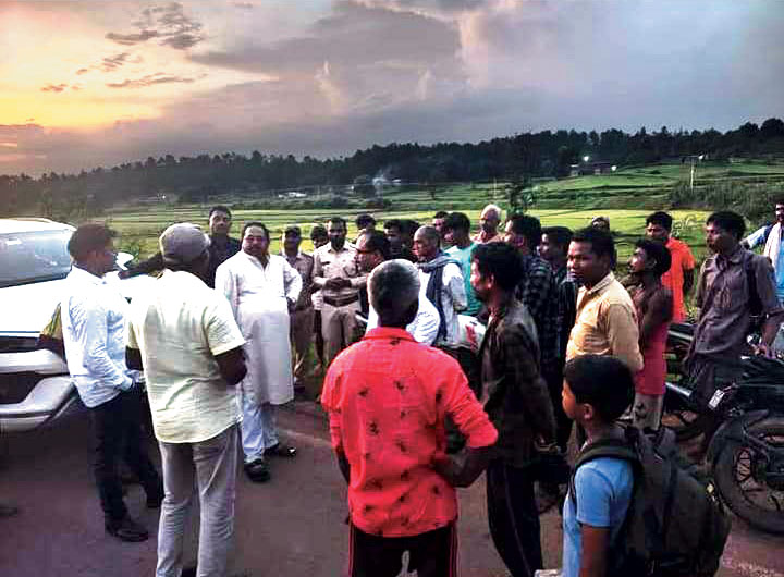 हाथी प्रभावित गांवों में पहुंचे विधायक प्रबोध मिंज ने लिया जायजा