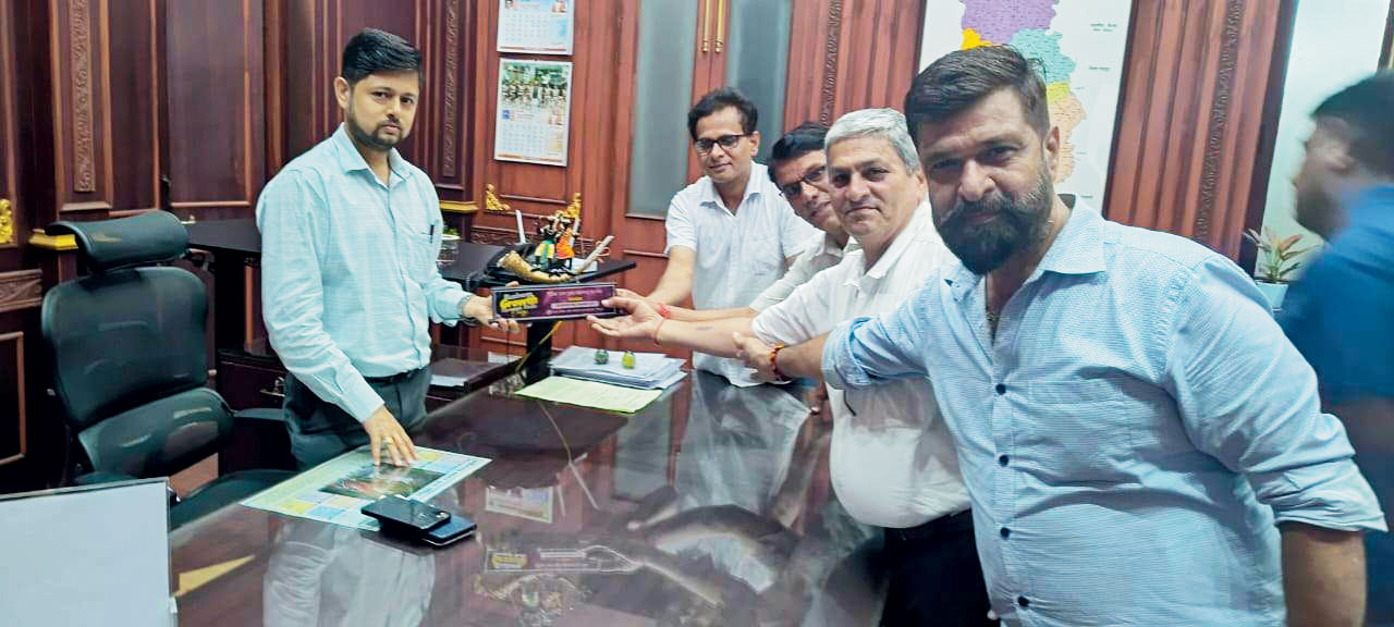 आधार कार्ड, पैन और राशन कार्ड से संबंधित शिविर लगाने  कलेक्टर को ज्ञापन