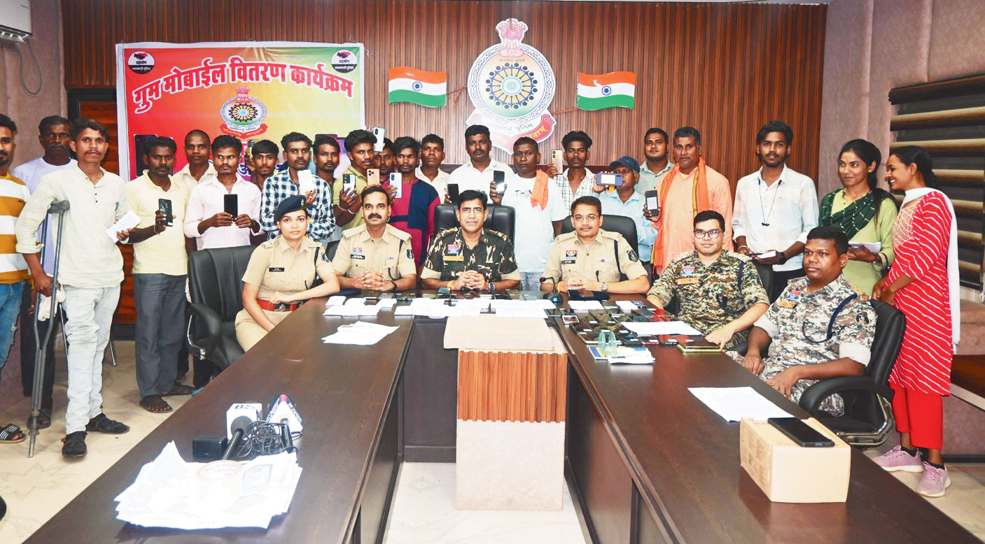 एसपी ने गुम मोबाइल धारकों को लौटाया