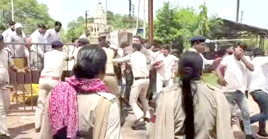  बिजली बिल हाफ योजना में कटौती, कांग्रेस ने किया विरोध-प्रदर्शन 