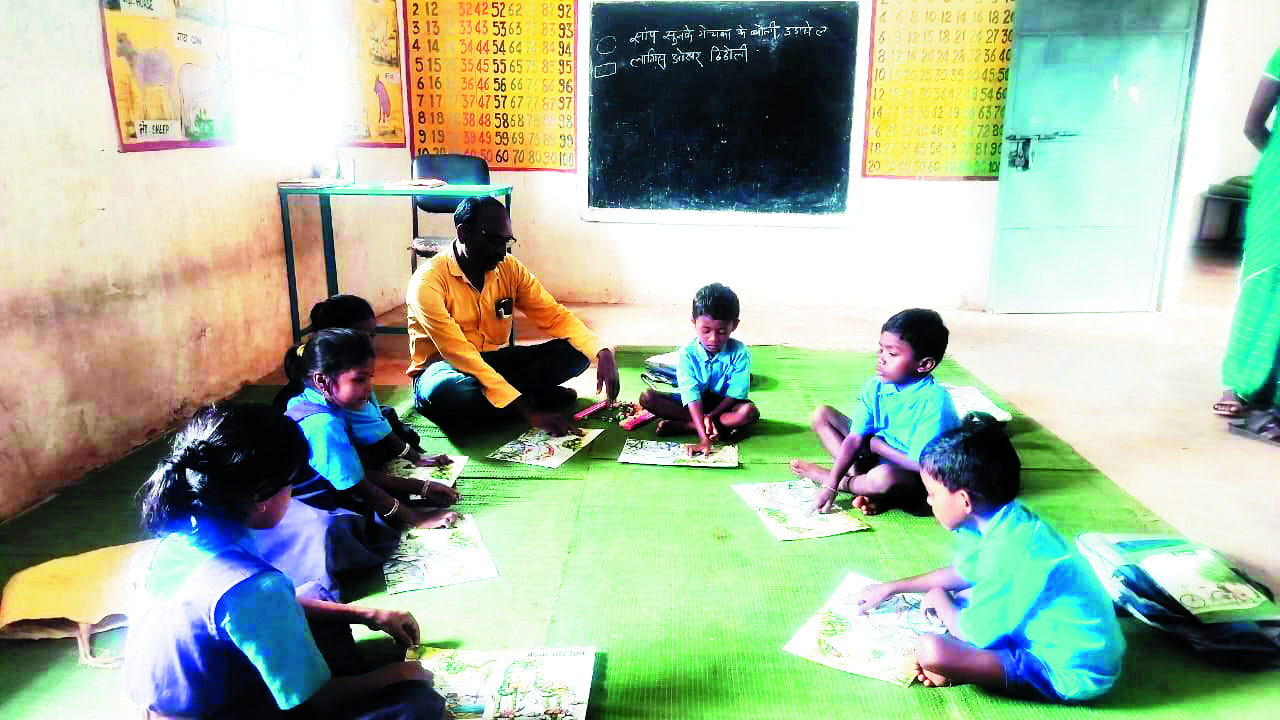 जिले के नक्सल प्रभावित क्षेत्र  में गूंजा क, ख, ग...