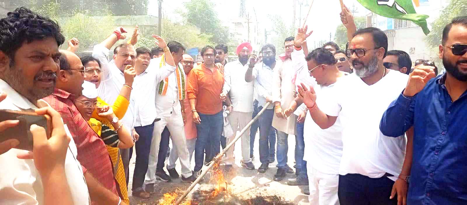 बिजली बिल हाफ योजना यथावत रखने की मांग को लेकर नारेबाजी