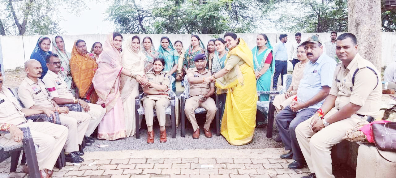 महिला मोर्चा की बहनों ने पुलिस  जवानों को बांधी राखी