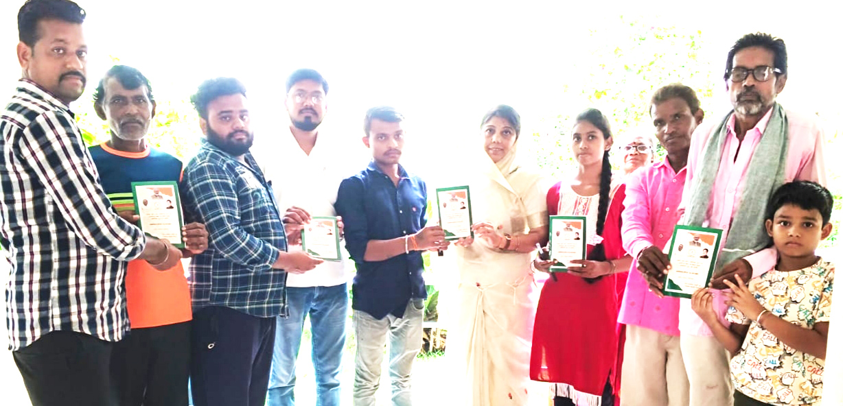 नपं भखारा में पात्र हितग्राहियों  को राशन कार्ड वितरित