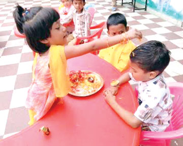 नन्हे बच्चों ने एक-दूसरे को बांधी राखी